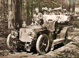Feel The Wind In Their Bonnets This Photo Shows A Family Posed With Their Brand New 1906 Lozier Built In Platts Veteran Car Antique Cars Classic Cars