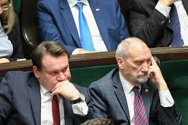 Przypomnijmy, że kilka dni temu poseł dominik tarczyński postanowił podzielić się z internautami. Dominik Tarczynski Skrytykowal Wyglad Justyny Pochanke Nie Spodobaly Mu Sie Jej Brwi Jak Bufetowa W Latach 80