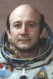 Iuri alexeevici gagarin, la doar 27 de ani, a devenit primul om in spatiu si primul pe orbita pamantului. 38 De Ani De La Zborul Primului Roman In SpaÈiu Dumitru Dediu Cosmonautul Uitat Click Mobile