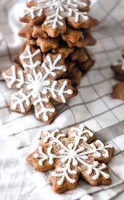 Biscuits Flocons De Neige Aux Epices Gingerbread Parfait Pour Noel Recette Biscuit De Noel Biscuits De Noel Decores Biscuits