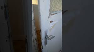 Boya damlamasına karşı sadece kapının altına plastik bir altlık veya gazete sermeniz yeterlidir. Eski Oda Kapilari Nasil Yenilenir Kapi Boyama 1 Youtube