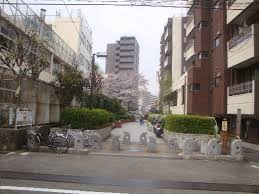 千川上水からの六ヶ村分水が桃園川へ通水された跡の遊歩道を進む。 《地図》 天沼弁天池公園の人工池 《地図》 桃園川の源泉だった弁天池跡で弁天堂も今はなく、 郷土博物館の分館がある。 公園の外に小さく祀られている社 æã‚‹ã¹ãå…ç«¥å…¬åœ'