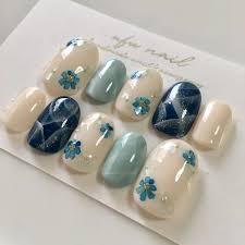 最近発送したネイル 1枚目のシェルスイトピーネイルは 小指のみ二色セットで 気分に合わせて付け変えられます 小指だけでも印象がだいぶ変わりますよ フットネイルもオーダー増えてきました フットは隙間時間に作成できるので発送 nail designs