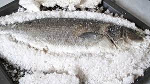I pesci che vengono conservati sotto sale sono di solito i merluzzi, le sarde, le aringhe e le acciughe. Come Cuocere Il Pesce Sotto Sale Dissapore