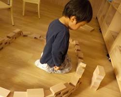 子供が積み木で遊ぶ様子の画像