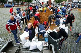 Zahlreiche gebäude stürzten ein, eine rettung von menschen ist teilweise nicht möglich. Ik9rqz97kv1ham