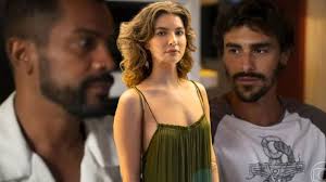 Foto: Em 'Mania de Você', Daniel (Samuel de Assis) deposita PIX polpudo  para Michelle (Alanis Guillen); aos detalhes!