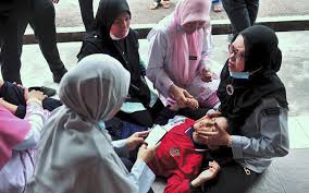 Pihak berkuasa mengesahkan pencemaran udara, yang menyebabkan beberapa pelajar di pasir gudang dimasukkan ke hospital sejak minggu lalu, disebabkan oleh sisa toksik berlebihan dari sungai kim kim, yang kali pertama menjejas penduduk mac lalu. Pendakwaan Kes Buang Sisa Kimia Sungai Kim Kim Ditangguh Free Malaysia Today Fmt