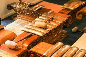 Terompet reog adalah bagian alat musik tradisional dari jawa timur yang sampai saat ini masih dimanfaatkan sebagai pengiring kesenian yang cukup terkenal yaitu reog ponorogo yang terletak di daerah ponorogo, terompet reog dibuat dari kayu atau bambu dan juga tempurung kelapa. Alat Musik Tradisional Jawa Timur Nama Gambar Penjelasan