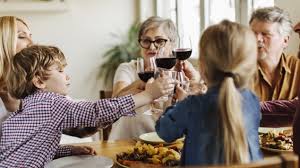 Man sollte den körper nicht zusätzlich mit alkohol belasten, erklärt dr. Alkoholkonsum In Familien Ist Es Problematisch Vor Kindern Zu Trinken Onmeda De