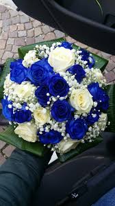 Bouquet Con Rose Blu E Bianche Piu Gypsophila Fioreria Ilenia Ospedaletto Eug Pd It Flower Bouquet Wedding Wedding Brooch Bouquets Wedding Bridal Bouquets