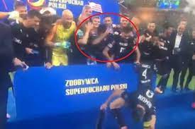 Superpuchar polski 2021 będzie pierwszym trofeum do zdobycia w polskich rozgrywkach przed startem pko ekstraklasy.legia, która w ubiegłym sezonie zdobyła mistrzostwo polski, będzie starać się uzupełnić klubową gablotę o kolejne trofeum.wojskowi uskrzydleni wygraną w 1. Kuriozalna Sytuacja W Czasie Dekoracji Po Superpucharze Pilkarze Cracovii Zlapali Sie Za Glowy Wideo Pilka Nozna Sport Pl