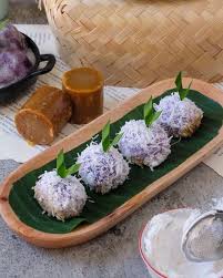Hal ini bermakna dengan, laku prihatin maka akan ada jalan keluar. selain itu, klepon bermakna lambang kelembutan, ketepatan, kesabaran, keuletan serta ketelitian. Sejarah Kue Klepon Makna Kue Klepon Yang Indonesia Banget