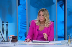 Caso cerrado en controversia con ex participante del programa. Caso Cerrado Sufria Depresion Su Amiga Lo Enterro Vivo Como Terapia Y Casi Muere La 100