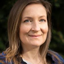 Die wundervolle Hanna Decker erzählt von ihrem Vorreiter-Dokumentarfilm  „From Business to Being“ (2017; ein „Herzöffner“ für die Businesswelt), der  nicht nur ihr Leben nachhaltig beeinflusst hat.