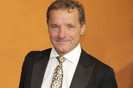 Gouden vazen en deurkozijnen: zó is het huis van John de Bever ingericht