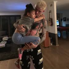 Machine gun kelly (musician) / children Machine Gun Kelly S Family His Daughter Casie And Her Mother Emma