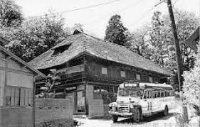 薬師温泉を走るボンネットバス old photos photo japan