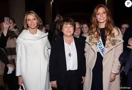L'ancienne ministre et maire socialiste de lille martine aubry s'est portée volontaire au nom de sa ville pour accueillir certains des 40 réfugiés amenés en europe par l'ong open arms que la france a accepté de prendre en charge. Sylvie Tellier Martine Aubry Maire De Lille Et Maeva Coucke Maeva Coucke Miss France 2018 Dans Les Locaux De La Voix Du Nord Sur La Grand Place De Lille Purepeople