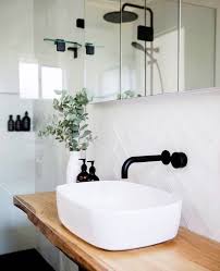 C'est vrai, je trouve que cette pièce est primordiale et qu'il est important de s'y sentir. Une Salle De Bain En Noir Blanc Et Bois Le Chic Indemodable Fort Interieur