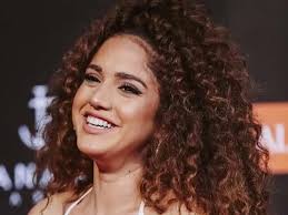 ولدت الفنانة الشابة رنا رئيس عام 1994 بالقاهرة والدتها هى الاستاذة زينب حسن و هى تعمل كخبيرة تجميل في الوسط الفنى و لديها شقيقة واحدة ، رنا رئيس تحب و تعشق الفن من طفولتها و قد تاثرت بعمل امها. ÙƒÙŠÙ Ø±Ø¯Øª Ø±Ù†Ø§ Ø±Ø¦ÙŠØ³ Ø¹Ù„Ù‰ Ù…ØªØ§Ø¨Ø¹Ø© Ù‚Ø§Ù„Øª Ù„Ù‡Ø§ Ù…Ø§Ù…ØªÙƒ Ø¨ØªØ§Ø¹Ø© Ù…ÙƒÙŠØ§Ø¬ Ø¹ÙŠØ´ÙŠ Ù…ØµØ±Ø§ÙˆÙ‰