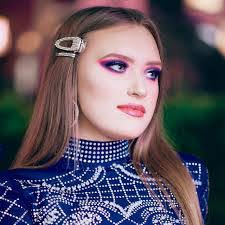 Julia Jane's Instagram, Twitter & Facebook