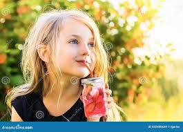 Smaklig, Liten Flicka Som Dricker Frös Jordgubbsdryck Från Mason-burk  Fotografering för Bildbyråer