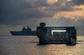 Un Engin De Debarquement Amphibie Rapide Eda R Vient De Quitter Le Bpc Mistral Pour Des Tests De Debarquement Amphibie Rp Defense Navire De Guerre Armee De Terre Navire
