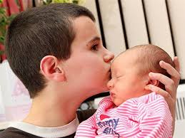 Con trai chưa dậy thì nhưng bạn gái đã báo dính bầu, thái độ của mẹ đẻ gây  sốc