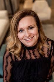 Hilary Devries's Instagram, Twitter & Facebook