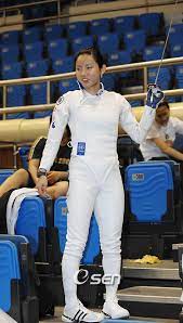 펜싱 (fencing) 균형과 속도 균형 양발은 뒤꿈치를 기준으로 항상 90도를 유지하고, 양팔은 180도가 되도록 움직이는 게 펜싱 자세의 기본이자 원칙 펜싱검 & 펜싱복 속도 일반인이 휘두르는 칼의 속도. ì‚¬ì§„ ë‚¨í˜„í¬ íŽœì‹±ë³µ ì°¨ë¦¼ìœ¼ë¡œ ì¡°ì„ ì¼ë³´