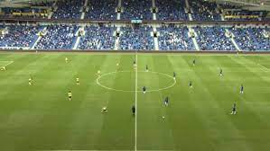 Το γήπεδο σημείωσε ρεκόρ θεατών για τον αγώνα του πρωταθλήματος. Mpraiton Tselsi O Kosmos Epestrepse Sto Ghpedo Sportime