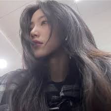 妳以為妳在等他給答案但其實他早就透過行動告訴妳了他不主動、不明確、不拒絕就是他的答案愛不是「捨不得」，愛是「確定」 這段關係最好的結局不是等他回頭