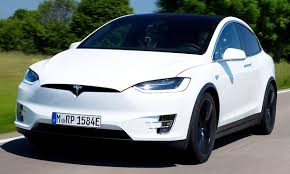 The long range model offers up to 360 miles of estimated driving range and still feels mighty quick thanks to the immediacy of the electric motors' power delivery. Neues Tesla Model X 2016 Erste Testfahrt Autozeitung De