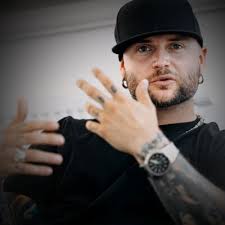 Mellostjärnan Chris Adam tog sig upp från djupaste botten: "Tänker ha the  time of my life"