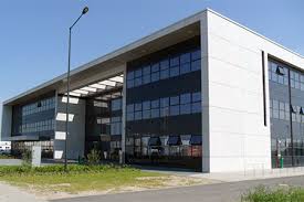 Wir sprühten ihn bunt an, verkleideten das schmuckstück mit ziegelsteinen, nannten es berlin burger international und eröffneten mit hilfe vieler freunde in der walpurgisnacht im sommer 2010. Project Controlling Project Management Service Building Bbi Airport Site Berlin Omnicon