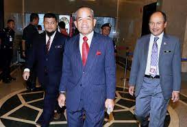 Tan sri sidek began his career in the administrative and diplomatic service on 15 april 1974 as an assistant director at the international trade division of ministry of trade and industry. Bnm Forex Rci Chairman Arrives At Istana Negara To Present Findings To King