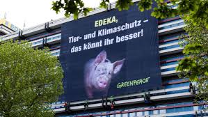 Greenpeace says its use of agl logo was a parody designed to make company look 'toxic'. Tier Und Klimaschutz So Reagiert Edeka Auf Den Greenpeace Protest
