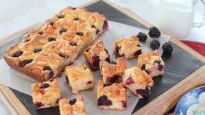 Brownies Au Chocolat Blanc Mures Et Noix De Macadam Recipe Desserts Food Recipes