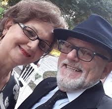 Homazhe për Saimir Malokun, heroin e anticensurës! Të dashur miq, Saimir  Maloku, njeriu që në kushtet e errësirës së plotë informative të vendosur  nga diktatura komuniste, përdori njohuritë e tij si inxhinier