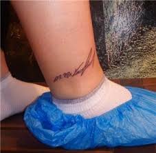 Buna ek olarak, bir yazıt içeren ayak bileği üzerinde çok şık bir görünüm dövme. Yazi Isim Dovmeleri Cesitleri Kategori Tattoo Piercing