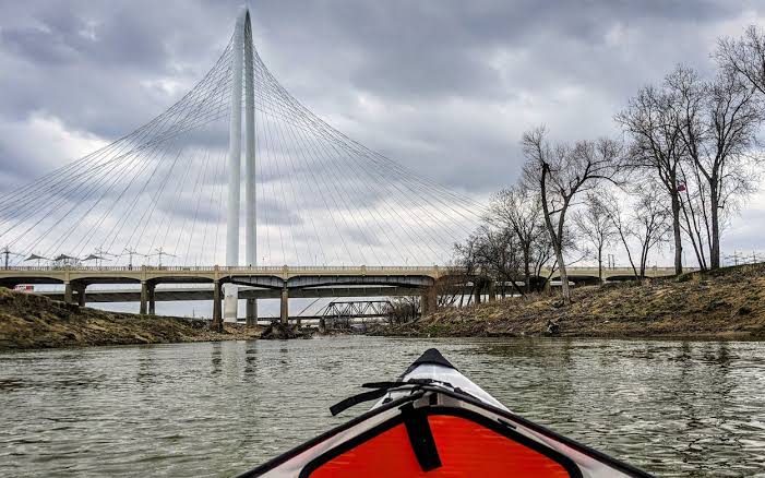 The Implausible Experience of Kayaking the Trinity River in Downtown Dallas  – Texas Monthly