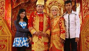 Orang tua dari kedua pihak akan duduk bersama atau bermusyawarah di rumah adat kemudian ada salah seorang dari marga lain sebagai penyambung informasi dari kedua belah pihak tersebut. Siap Siap Bagi Yang Mau Melamar 5 Mahar Di Daerah Ini Mahalnya Tak Kalah Dari Uang Panai Boombastis