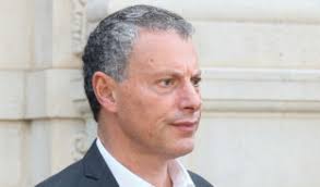 Thomas Sotto viré à cause de Laurent Delahousse ? Il profite de s ...