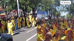 Garis se manifestam na Av. Frei Serafim, em Teresina, e reivindicam melhores condições salariais e de trabalho