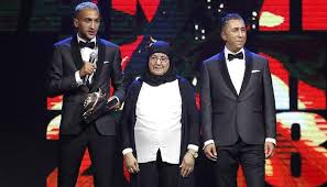 هذه أمنية زياش لقادم الأيام مع البلوز. ÙˆØ§Ù„Ø¯Ø© Ø­ÙƒÙŠÙ… Ø²ÙŠØ§Ø´ ØªØ®Ø·Ù Ø§Ù„Ù‚Ù„ÙˆØ¨ ÙÙŠ Ù„ÙŠÙ„Ø© ØªØªÙˆÙŠØ¬ Ù†Ø¬Ù… Ø£ÙŠØ§ÙƒØ³