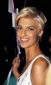 21 Women Who Make Blonde Hair And Dark Brows A Standout Signature Dark Eyebrows Linda Evangelista Short Hair Blonde Hair Dark Eyebrows