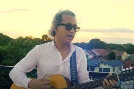 The very first song i ever wrote would have to be this song called the junction, inspired by michael jackson. Music Is All That Matters Ely Buendia Laments Hate Reaction From Eraserheads Fans Over Minsan Truth