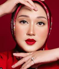 Inspirasi Makeup Hari Raya, Warm and Bold ala Dian Pelangi