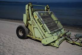 Der Anhanger Sammelt Treibsel Und Halt So Den Strand Sauber Strand